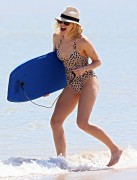 Наоми Уоттс (Naomi Watts) wearing a swimsuit at a beach in Australia,16.12.13 (72xHQ) D61bb1296579856