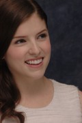 Анна Кендрик (Anna Kendrick) Up in the Air Press Conference (2009)  511ab8297594122