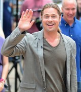 Брэд Питт (Brad Pitt) Appears on Good Morning America Show at ABC Studios in Times Square in NYC (June 17, 2013) - 34xHQ Abf9be299066328