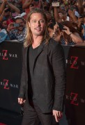 Брэд Питт (Brad Pitt) 'World War Z' New York Premiere, Duffy Square in Times Square (June 17, 2013) - 206xHQ 2acfc5299071261