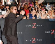 Брэд Питт (Brad Pitt) 'World War Z' New York Premiere, Duffy Square in Times Square (June 17, 2013) - 206xHQ 4bc4b6299070971
