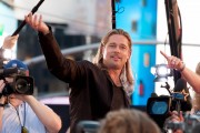 Брэд Питт (Brad Pitt) 'World War Z' New York Premiere, Duffy Square in Times Square (June 17, 2013) - 206xHQ 5238f3299070053
