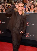 Брэд Питт (Brad Pitt) 'World War Z' New York Premiere, Duffy Square in Times Square (June 17, 2013) - 206xHQ 5f0cbd299072406