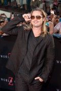Брэд Питт (Brad Pitt) 'World War Z' New York Premiere, Duffy Square in Times Square (June 17, 2013) - 206xHQ 9f691b299072844