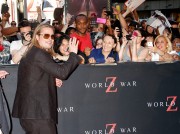 Брэд Питт (Brad Pitt) 'World War Z' New York Premiere, Duffy Square in Times Square (June 17, 2013) - 206xHQ Ee89ee299070805