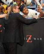 Брэд Питт (Brad Pitt) 'World War Z' New York Premiere, Duffy Square in Times Square (June 17, 2013) - 206xHQ F7c5f1299071180