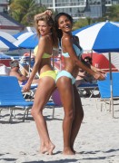 Эммануэла де Паула, Джессика Харт (Jessica Hart, Emanuela de Paula) Bikini Photoshoot on the Beach in Miami - 06.12.2013 -  285 HQ A67368301838541
