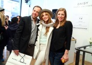 Белла Торн (Bella Thorne) Visits the Marc Jacobs Daisy Tweet Shop (New York, February 07, 2014) (37xHQ) 34112b306961220