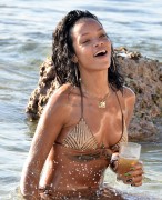 Рианна (Rihanna) On the beach, Barbados, 2013-12-28 (82xHQ) 34282b309924354