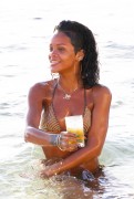 Рианна (Rihanna) On the beach, Barbados, 2013-12-28 (82xHQ) 805213309924410