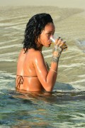 Рианна (Rihanna) On the beach, Barbados, 2013-12-28 (82xHQ) Bc32e0309924281