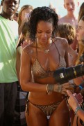 Рианна (Rihanna) On the beach, Barbados, 2013-12-28 (82xHQ) F0ddbf309924755