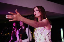 Софи Эллис-Бекстор (Sophie Ellis Bextor) performing by candlelight for the WWF Earth Hour in London 3/30/14 - 27 HQ 4a1838317859261
