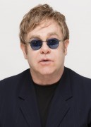 Элтон Джон (Elton John) Gnomeo and Juliet press conference (Los Angeles, 21.01.2011) - 10xHQ 0bb75a323182376