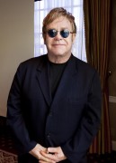 Элтон Джон (Elton John) Gnomeo and Juliet press conference (Los Angeles, 21.01.2011) - 10xHQ 503eda323182392