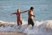 Памела Андерсон (Pamela Anderson) - in bikini on beach  Hawaii, 2013.08.08 (12xHQ) 045b83325654982