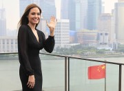 Анджелина Джоли (Angelina Jolie)   Photograph session for Maleficent in Shanghai, China on June 3, 2014 - 5xHQ Aaf690330880055