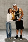 Ева Лонгория и Тони Паркер (Eva Longoria, Tony Parker) 2007 NBA Championship - 2xHQ  641b87336527496