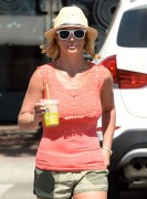 Бритни Спирс (Britney Spears) grabbing a coffee at Starbucks in Westlake Village, 22.07.2014 (19xHQ) Ada5d1341434616