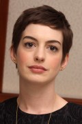 Энн Хэтэуэй (Anne Hathaway) пресс конференция фильма The Dark Knight Rises,фото Munawar Hosain (Беверли Хиллс,8 июля 2012) (19xHQ) 309aed342564192