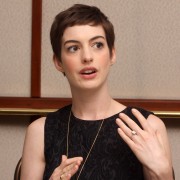 Энн Хэтэуэй (Anne Hathaway) пресс конференция фильма The Dark Knight Rises,фото Munawar Hosain (Беверли Хиллс,8 июля 2012) (19xHQ) 7e9267342564231