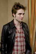 Роберт Паттинсон (Robert Pattinson) The Twilight Saga New Moon Press Conference, Beverly Hills, November 6, 2009 - 66xHQ F37229342629375