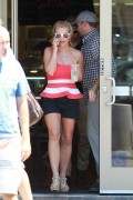 Бритни Спирс (Britney Spears) Starbucks in Thousand Oaks, 11.08.2014 - 79хHQ 7541c4347449005
