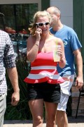 Бритни Спирс (Britney Spears) Starbucks in Thousand Oaks, 11.08.2014 - 79хHQ 8e795c347448894