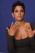 Холли Берри (Halle Berry) Frankie and Alice press conference portraits by Munawar Hosain (Hollywood, November 30, 2010) (103HQ) 066d9c348136969