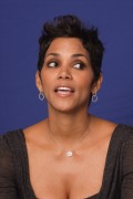Холли Берри (Halle Berry) Frankie and Alice press conference portraits by Munawar Hosain (Hollywood, November 30, 2010) (103HQ) Bf2e3a348136866