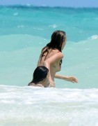 Кара Делевинь и Мишель Родригес (Michelle Rodriguez, Cara Delevigne) at beach in Cancún, Mexico, 2014.03.28 (58xHQ) 51362e349072409