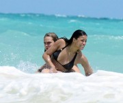 Кара Делевинь и Мишель Родригес (Michelle Rodriguez, Cara Delevigne) at beach in Cancún, Mexico, 2014.03.28 (58xHQ) 622ce8349072433