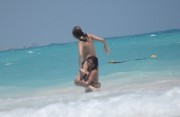 Кара Делевинь и Мишель Родригес (Michelle Rodriguez, Cara Delevigne) at beach in Cancún, Mexico, 2014.03.28 (58xHQ) 685c00349072451