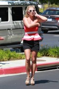 Бритни Спирс (Britney Spears) Starbucks in Thousand Oaks, 11.08.2014 - 80xHQ 04b8bc356857096