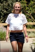 Бритни Спирс (Britney Spears) Has lunch at Wildflour Bakery & Cafe in Thousand Oaks, 22.08.2014 - 33xHQ 407b5a356857028