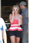 Бритни Спирс (Britney Spears) Starbucks in Thousand Oaks, 11.08.2014 - 80xHQ C84f39356857163