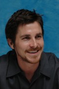 Кристиан Бэйл (Christian Bale) 'Batman Begins' Press Conference (2005) 0b99d0356890390