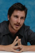 Кристиан Бэйл (Christian Bale) 'Batman Begins' Press Conference (2005) 1f707b356890432