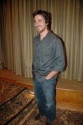 Кристиан Бэйл (Christian Bale) 'Batman Begins' Press Conference (2005) 263bc4356890444