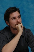 Кристиан Бэйл (Christian Bale) 'Batman Begins' Press Conference (2005) 6bb52f356890490