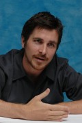 Кристиан Бэйл (Christian Bale) 'Batman Begins' Press Conference (2005) B1c64f356890517