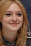 Дакота Фаннинг (Dakota Fanning) "The Runaways" press conference (Luxe hotel, Sunset Boulevard in Los Angeles, 2010-03-11) 3b989e357066914