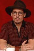 Джонни Депп (Johnny Depp) пресс-конференция к фильму "Sweeney Todd", Лондон, 27.11.07 (25xHQ) Bf7cde359774987