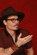 Джонни Депп (Johnny Depp) пресс-конференция к фильму "Sweeney Todd", Лондон, 27.11.07 (25xHQ) Ddca90359774926