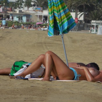 Девушка топлесс на пляже в Болгарии 