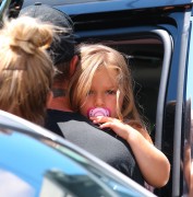 Виктория и Дэвид Бекхэм (David, Victoria Beckham) take daughter Harper to SoulCycle in Brentwood, 23.08.2014 (21xHQ) 298a9f363216318