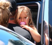 Виктория и Дэвид Бекхэм (David, Victoria Beckham) take daughter Harper to SoulCycle in Brentwood, 23.08.2014 (21xHQ) 8d155d363216388