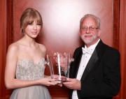 Тейлор Свифт (Taylor Swift) Annual Nashville Symphony Ball in Nashville, Dec 10, 2011 (7xHQ) Dd4cb8363218934