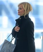 Риз Уизерспун (Reese Witherspoon) Departs out of JFK airport in NY,29.10.2014 (21xHQ) 74c4df364179876