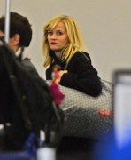 Риз Уизерспун (Reese Witherspoon) Departs out of JFK airport in NY,29.10.2014 (21xHQ) 7c1b50364179889